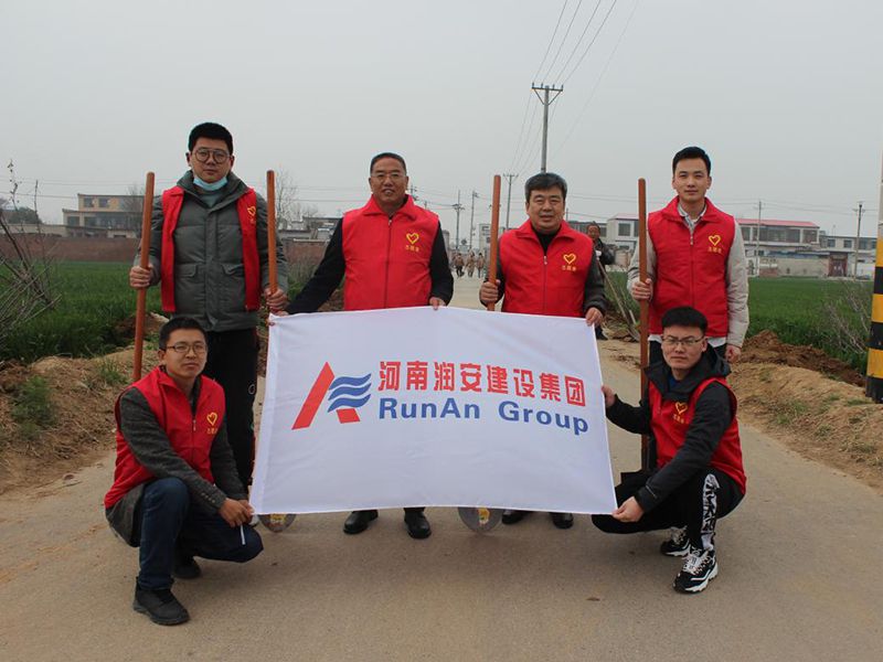 2022年，潤(rùn)安集團(tuán)深入寶蓮寺鎮(zhèn)二十里鋪村，助力人居環(huán)境整治。